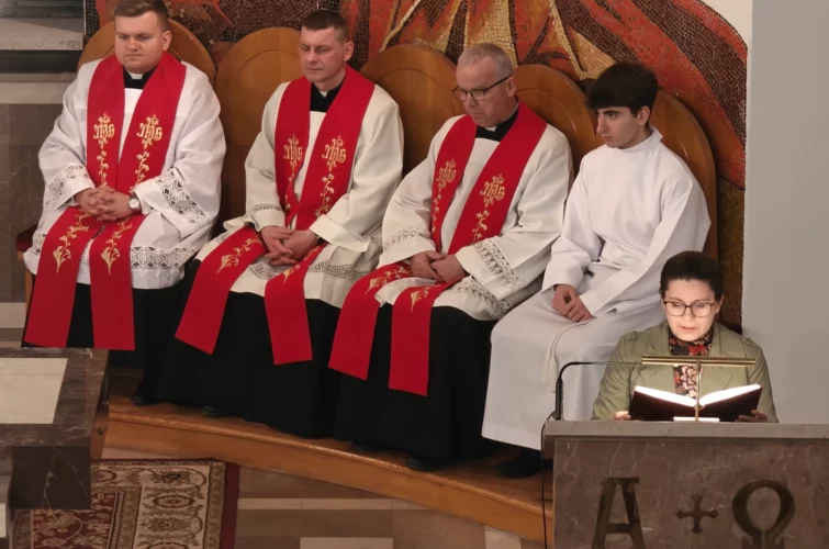 Wielki Piątek 2026 Liturgia Męki Pańskiej Triduum Paschalne 2026 Parafia Poniatowa foto 8