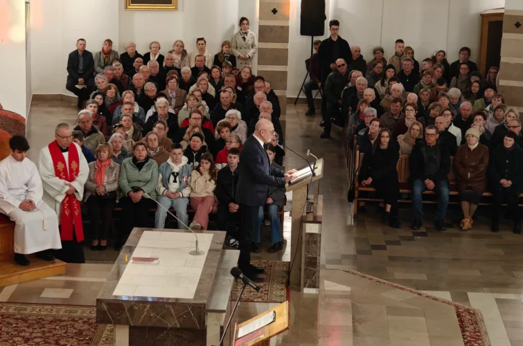 Wielki Piątek 2026 Liturgia Męki Pańskiej Triduum Paschalne 2026 Parafia Poniatowa foto 9